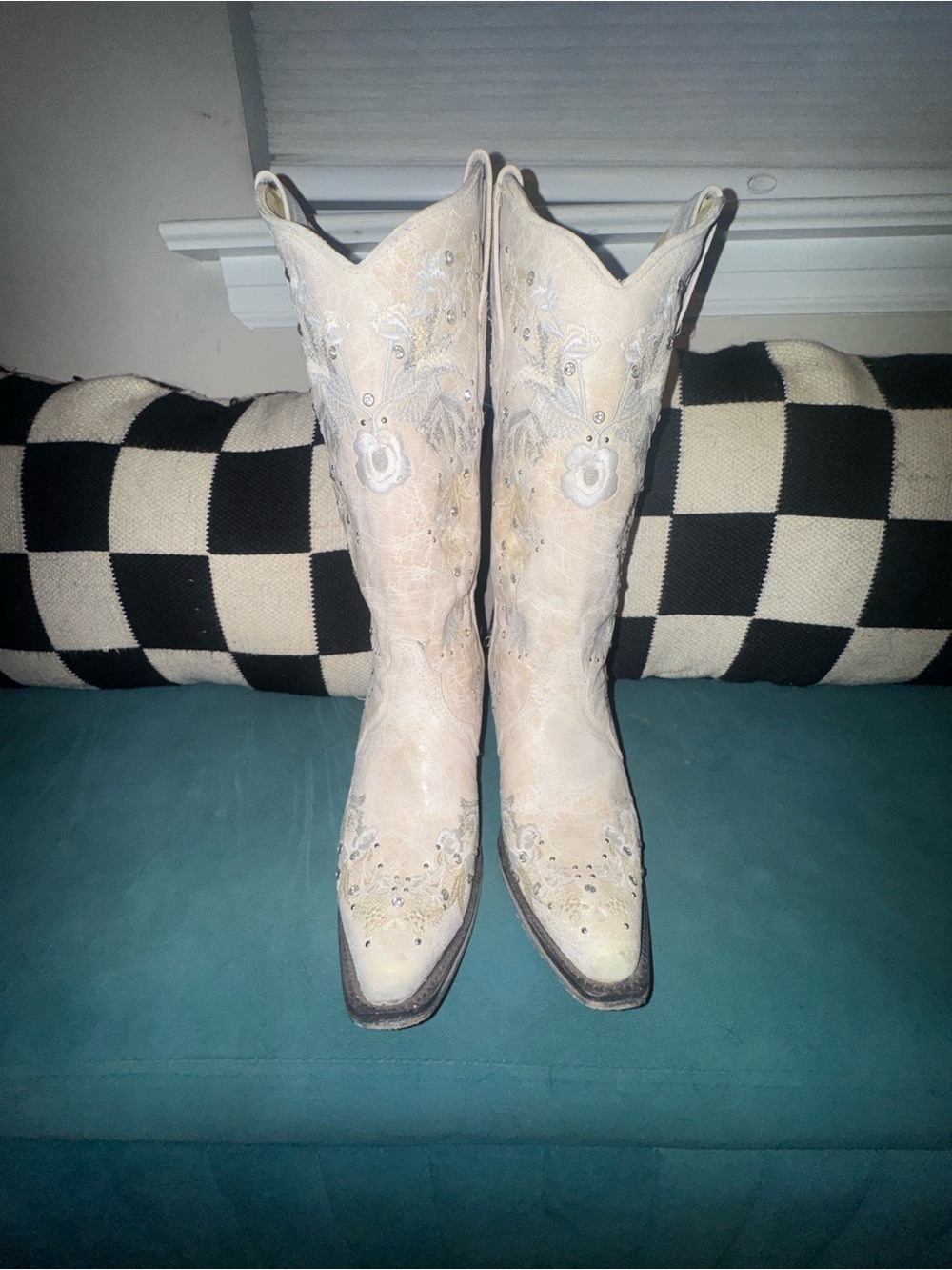 A3521 - WOMEN'S WHITE FLORAL EMBROIDERY AND CRYSTALS COWBOY BOOT